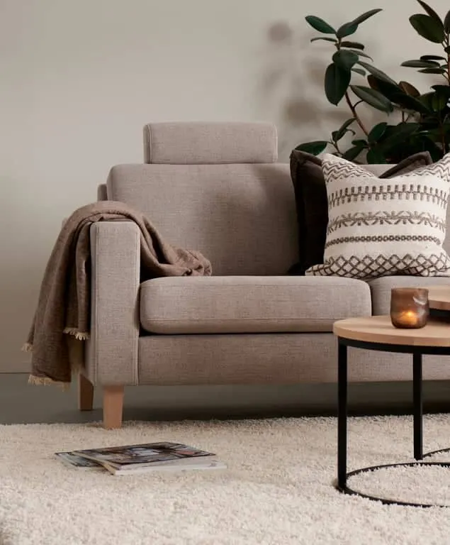 Brunstad Choice Høy hjørnesofa Modulsofa. 3,25 seter duo + 90° hjørne + 2,5 seter, arm 001. Stoff Saga Liver, hvitpigmenterte ben