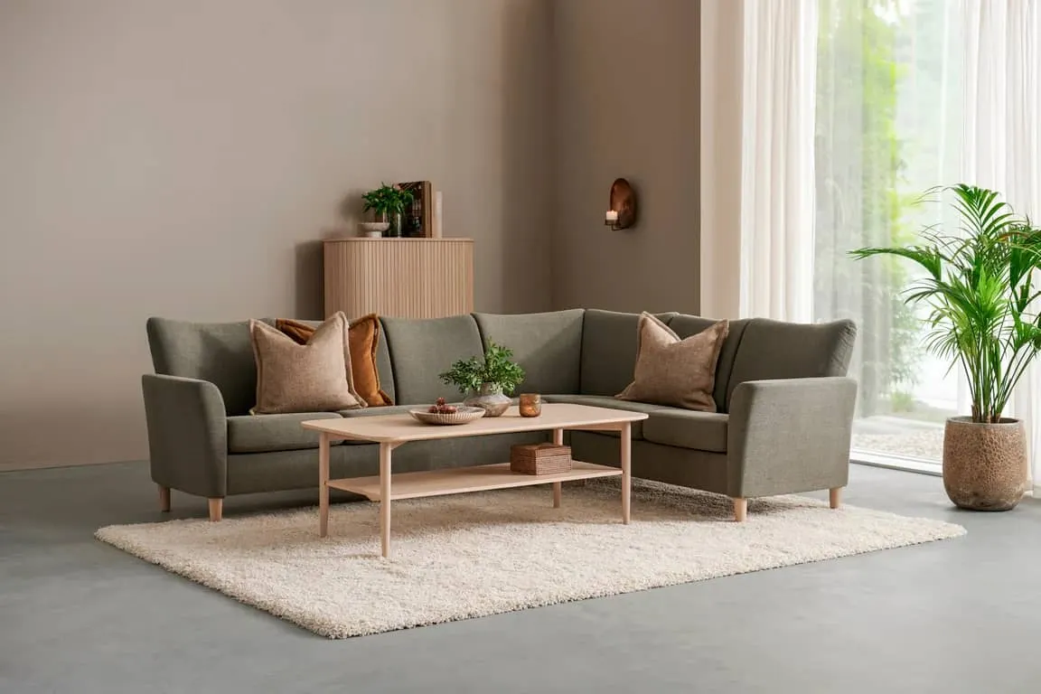 Brunstad Oda hjørnesofa Modulsofa. Oppsett B53 (3vinkel2) stoff Saga Forest, ben hvitpigmentert