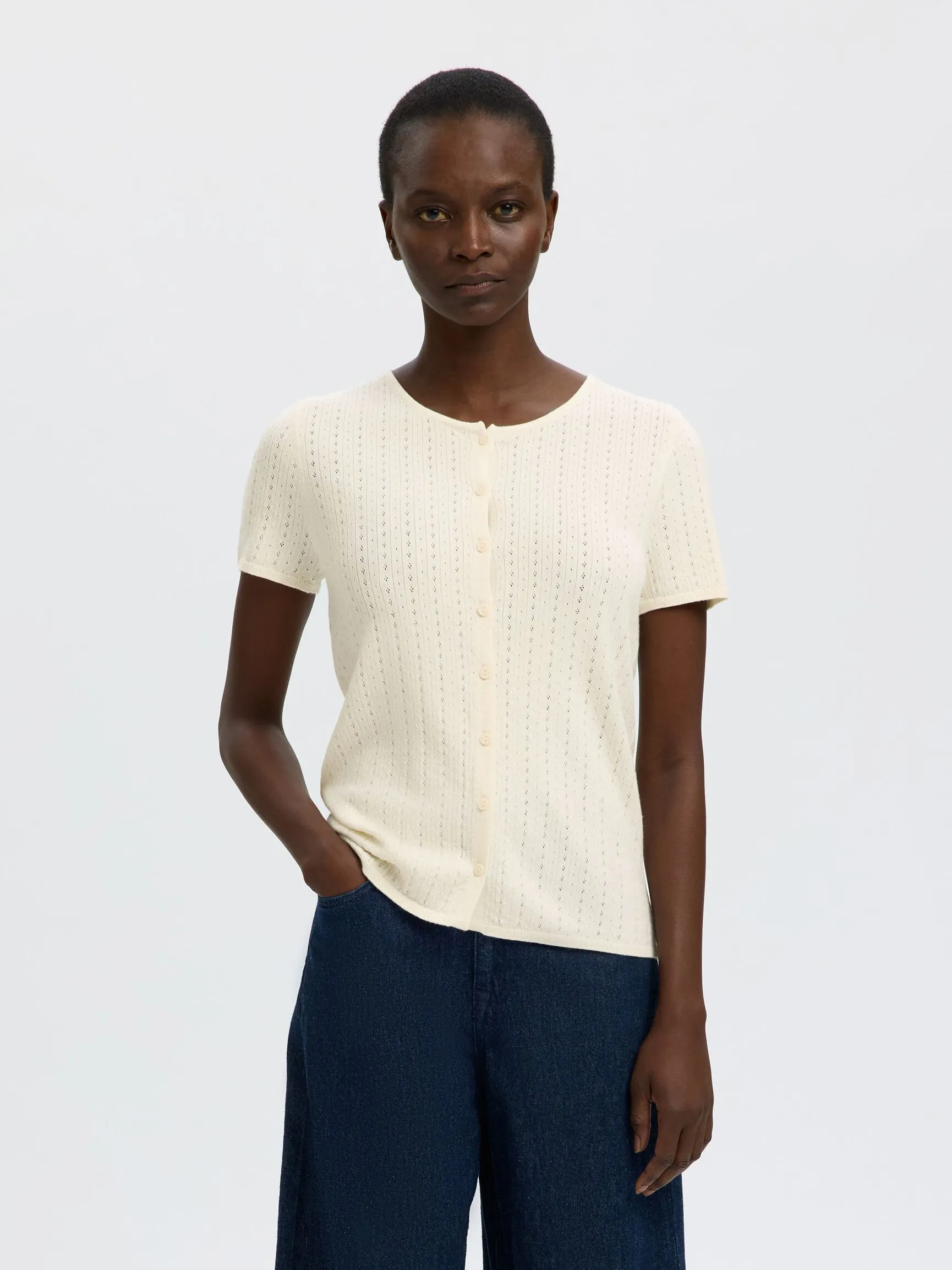 KORTERMET STRIKKET CARDIGAN