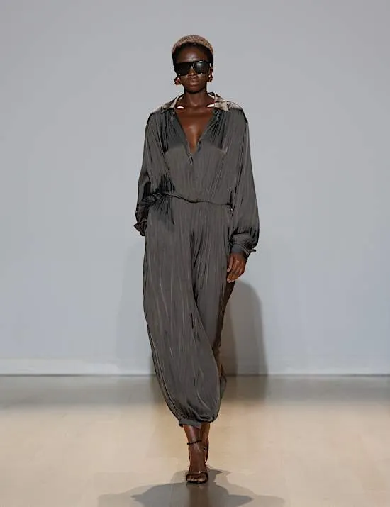 Taillierter Langarm-Jumpsuit aus Satin mit Plisseedetail