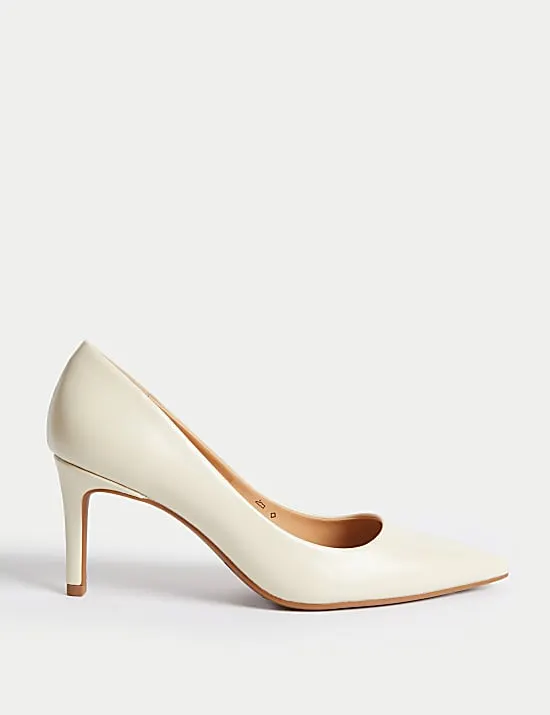 Pumps mit mittelhohem Absatz und zulaufender Spitze