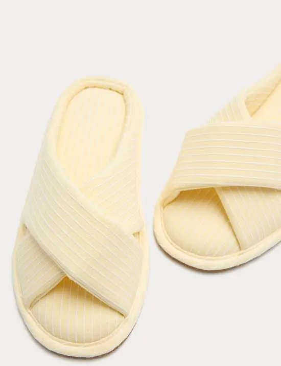 Zehenfreie Slipper mit Kreuzriemen und Streifenmuster