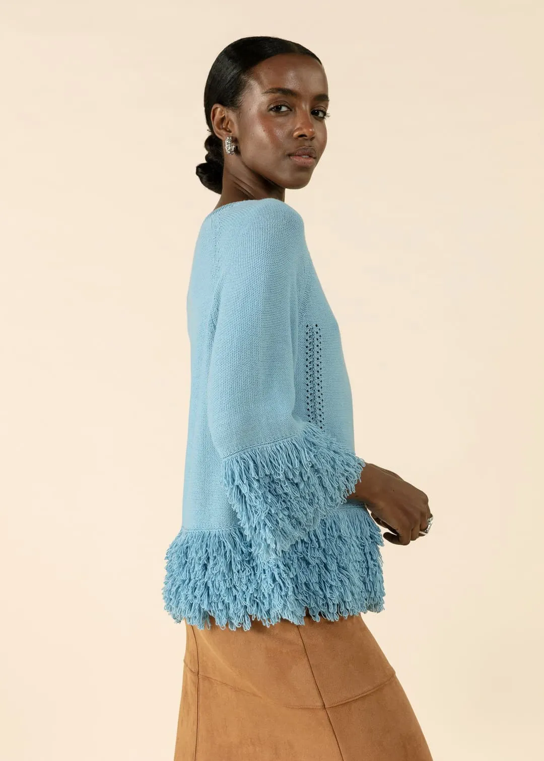 Stickad tröja med fransar