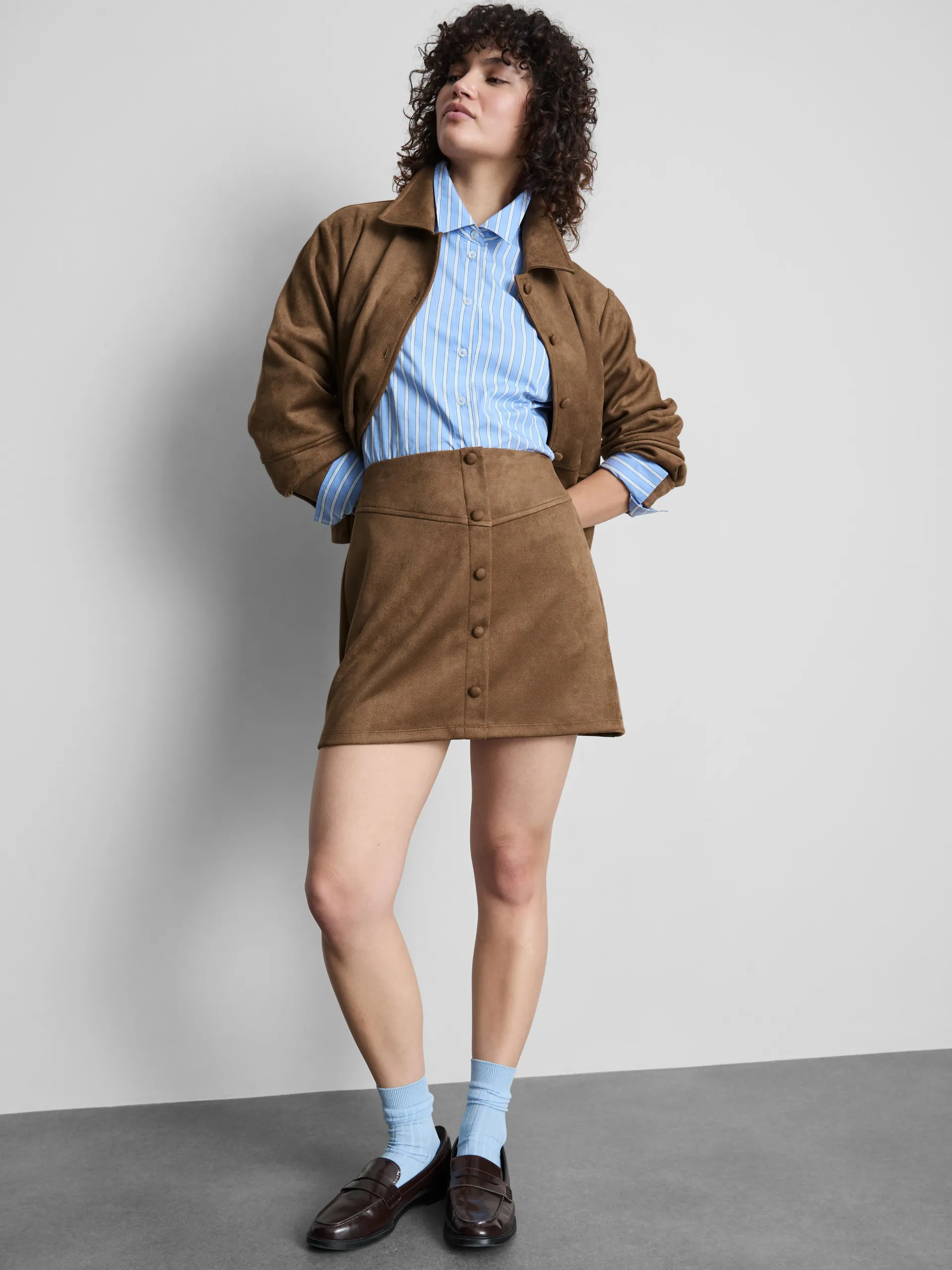 Mini-jupe en suédine à boutons