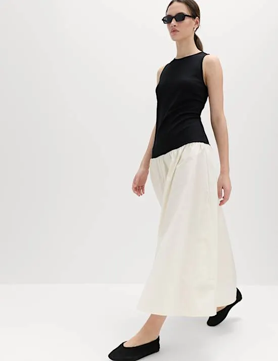 Midi-Kleid aus Baumwollmischgewebe mit tiefer Taille und kontrastierendem Muster