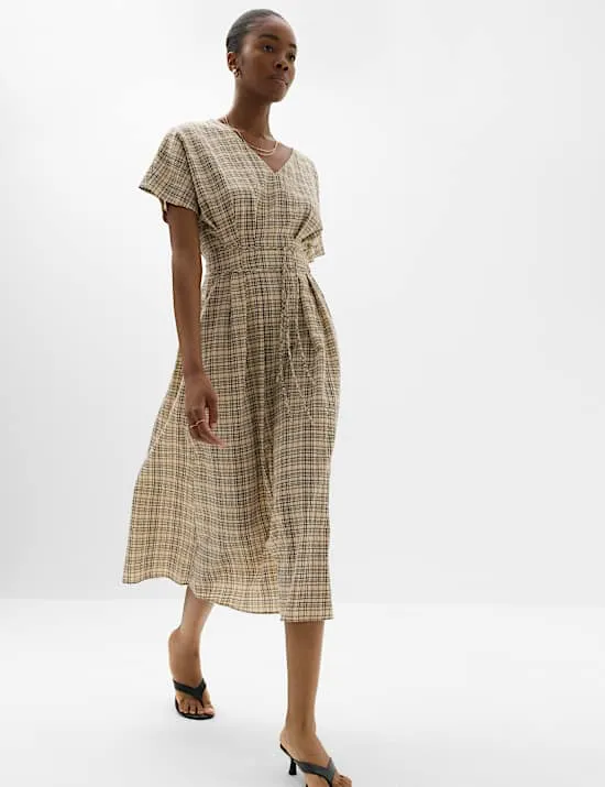 Kariertes, tailliertes Midikleid aus reiner Baumwolle mit V-Ausschnitt