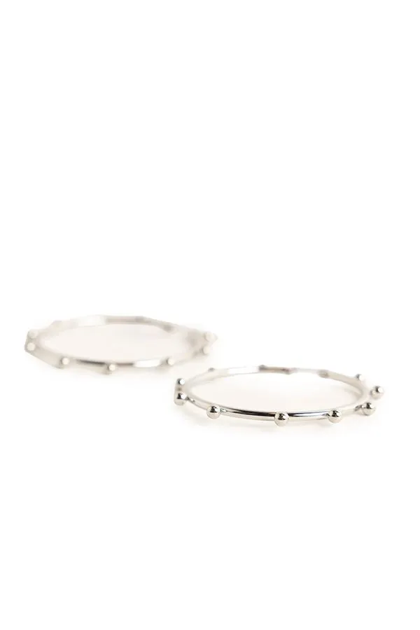 Zilverkleurige oorringen met bolletjes