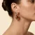Oorbel in high fashion, grote steentjes