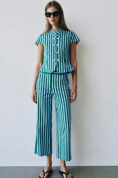 STRIPED TOP WITH FROG FASTENING