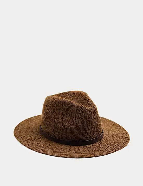 Strickmütze mit breiter Krempe