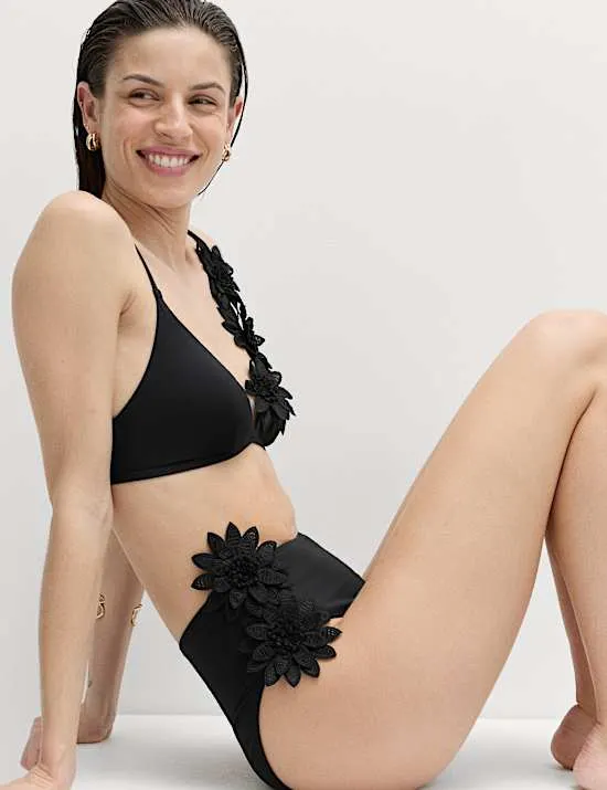 Hoch geschnittene Bikinihose mit Knöpfen und Blumenmuster