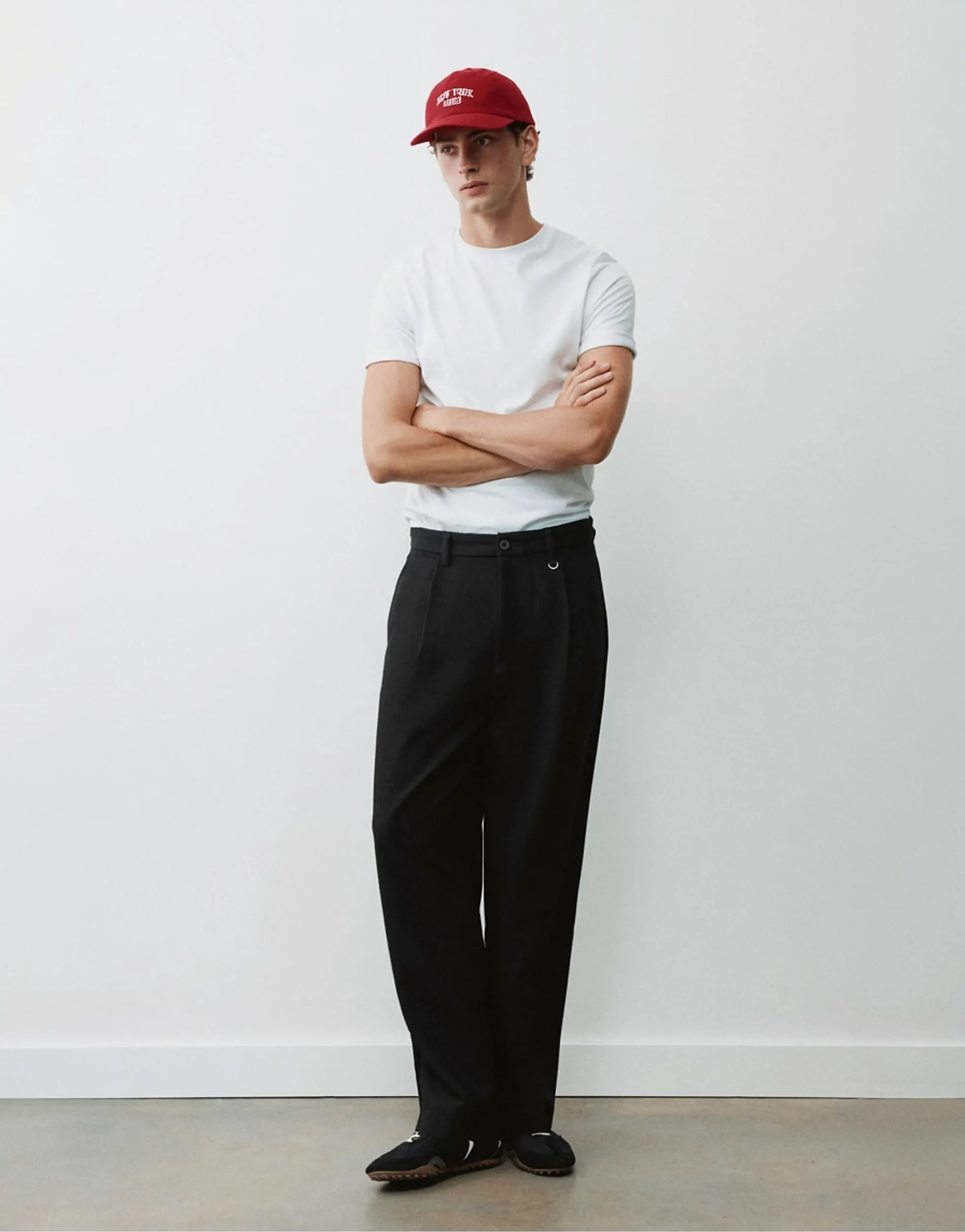 Pull&Bear Tailored darted trousers in black