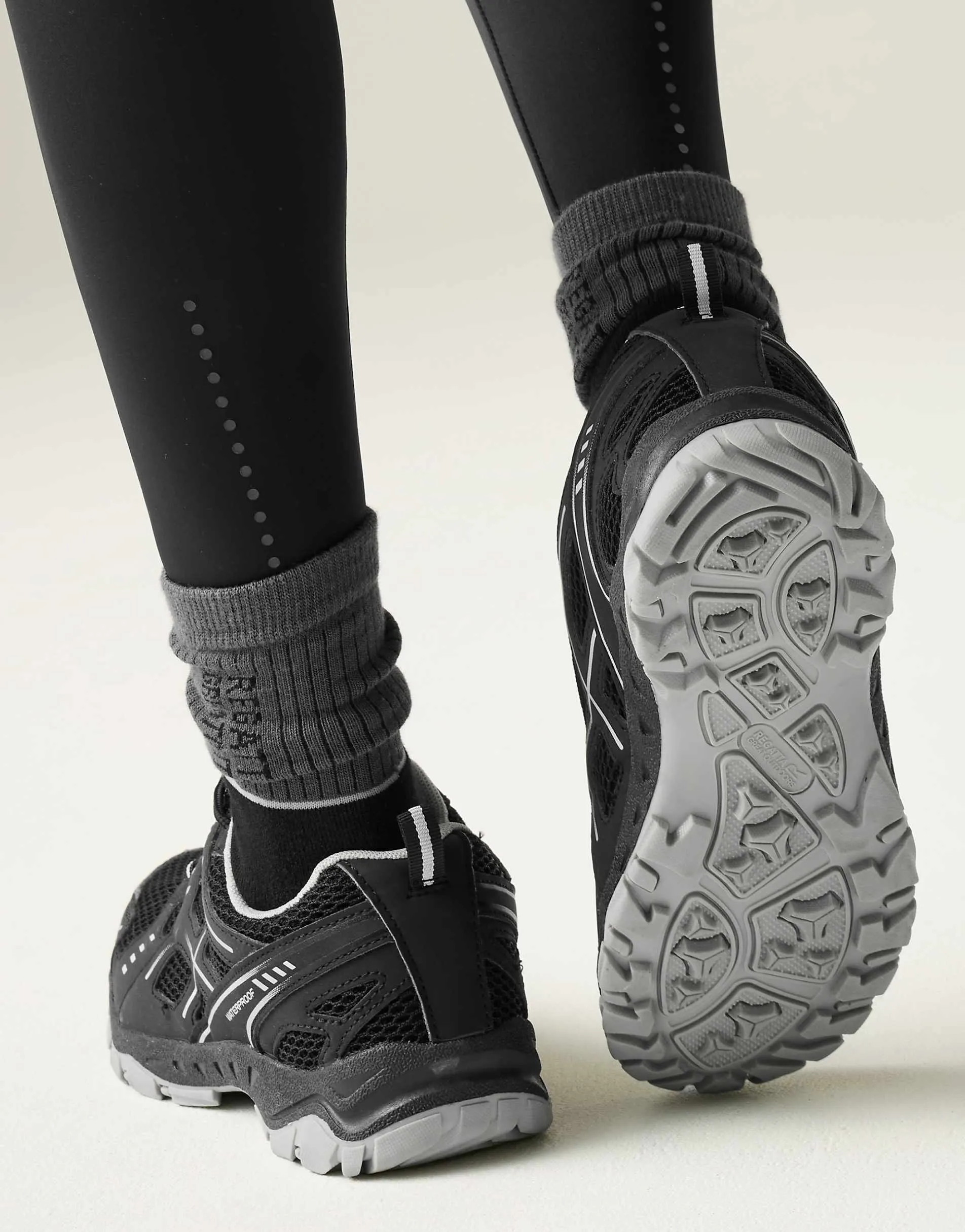 Regatta Vendeavour waterproof walking shoes in black cyberspace