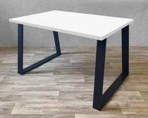 Mesa de escritorio, tapa aglomerado blanco y patas negro. LxAnxAl:140x68x73,5 cm
