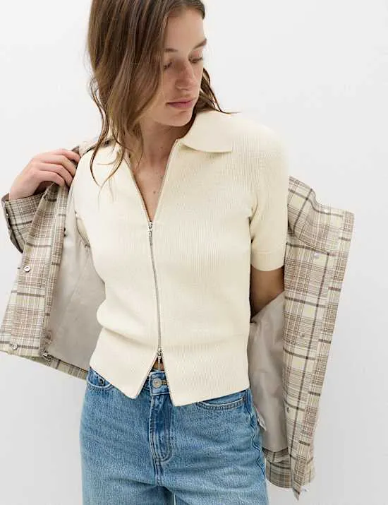 Schmal geschnittene Strickjacke mit Kragen und Reißverschluss