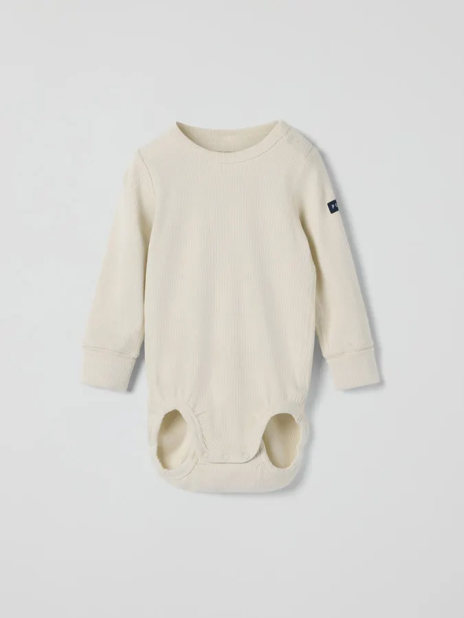 Ribbestrikket i myk blanding av Tencel™ lyocell og økologisk bomull