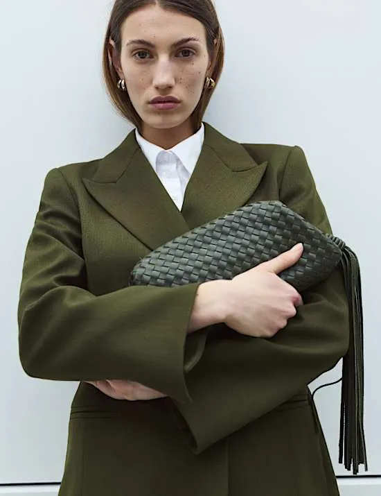 Lang geschnittener, taillierter, asymmetrischer Blazer