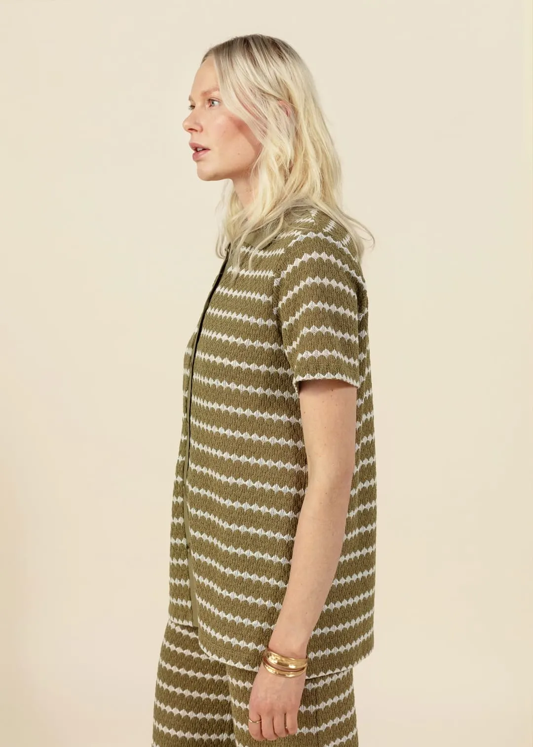 Strukturstickad tröja med krage