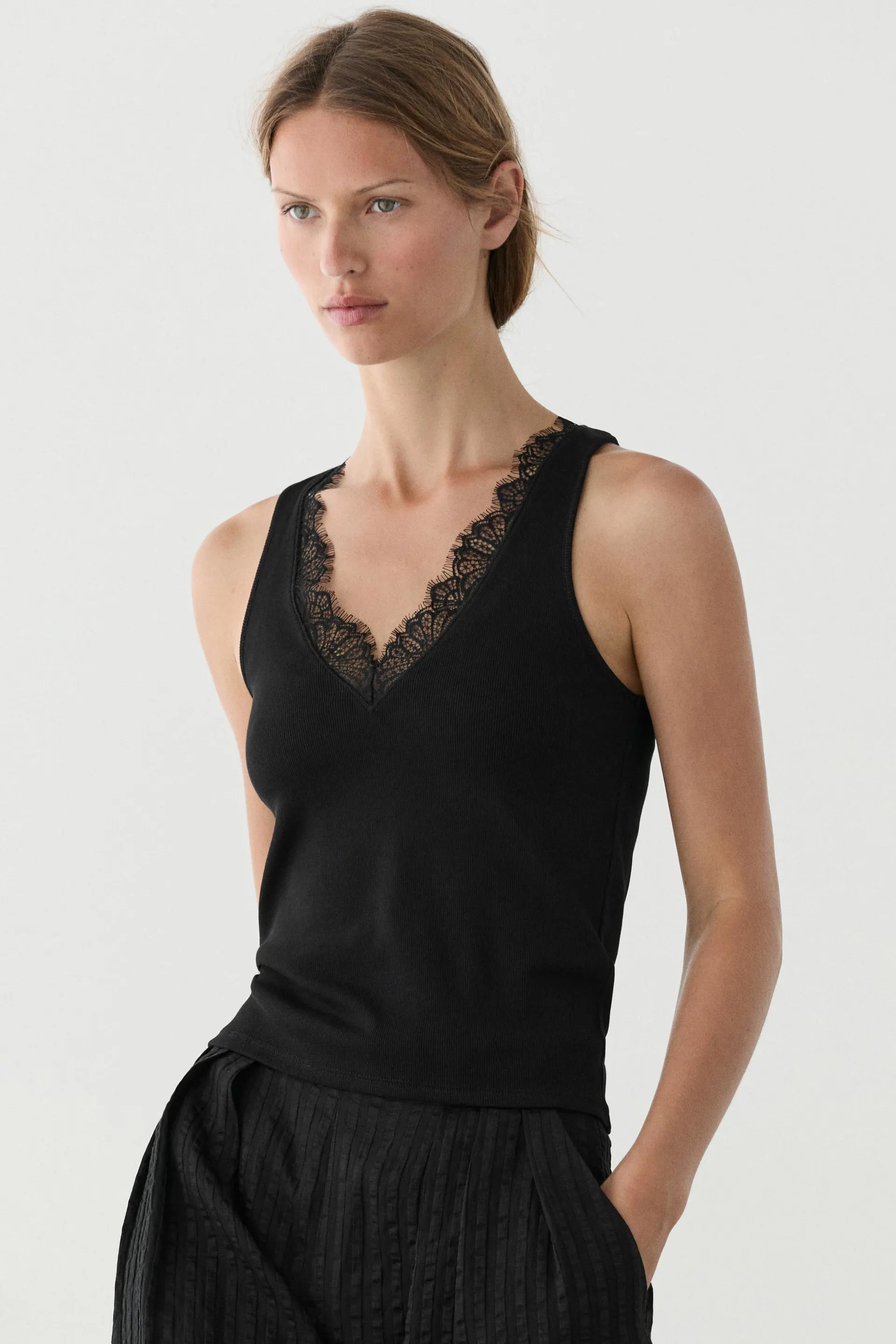 Top met V-hals en kanten detail