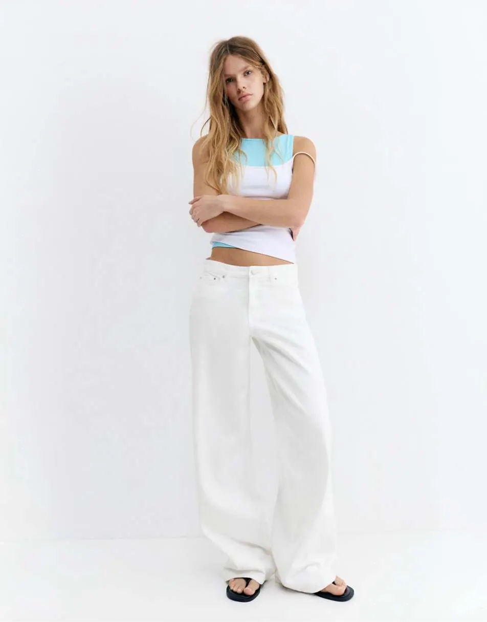 Pull&Bear Mid-rise baggy jeans in white