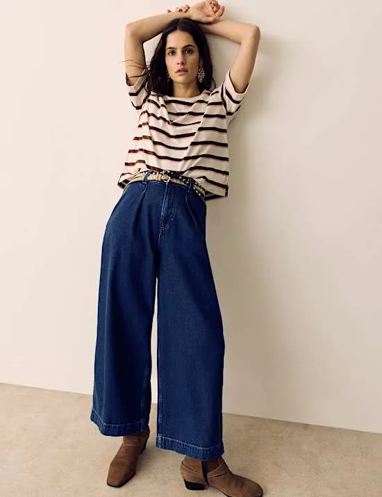 Hoch geschnittene Denim-Jeans mit weitem Bein und durchgehender Bundfalte vorne