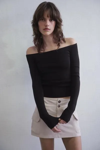OFF-THE-SHOULDER KNIT TOP
