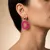 Oorbel in high fashion, bloemenvorm met roze steentjes