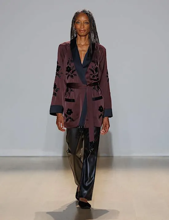 Lang geschnittene Kimono-Jacke aus Satin mit Gürtel und Verzierung
