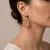 Oorbel in high fashion, druppelvorm, parels