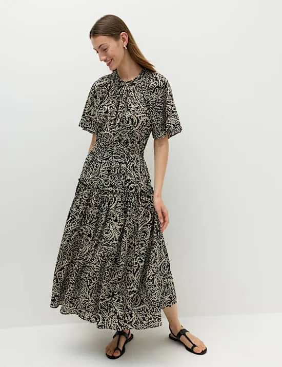 Tailliertes Midi-Kleid aus reiner Baumwolle mit Muster