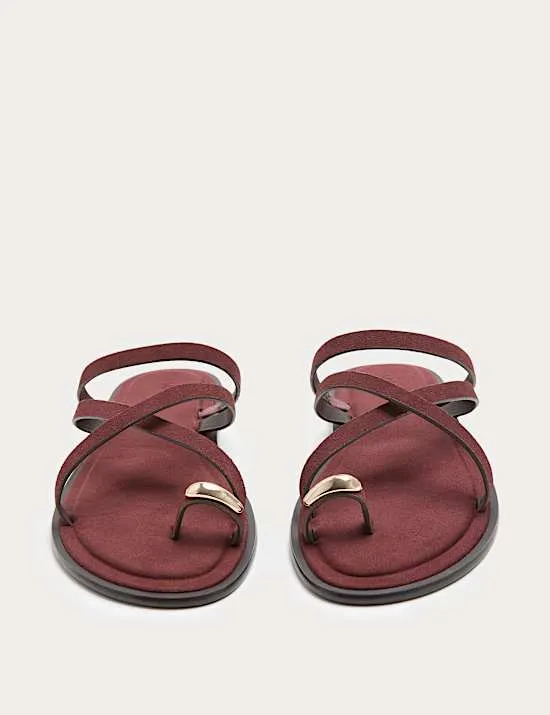 Wildledersandalen mit flacher Spitze und Riemen