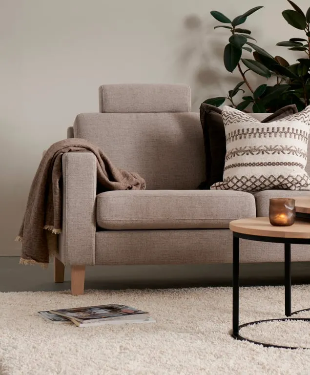 Brunstad Choice Høy hjørnesofa Modulsofa. 3,25 seter duo + 90° hjørne + 2,5 seter, arm 001. Stoff Saga Liver, hvitpigmenterte ben