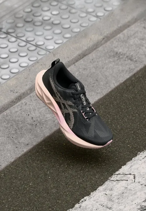 NOVABLAST 5 - Løpesko for vei - black/pearl pink