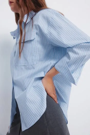 Camisa oversized bolsillo parche