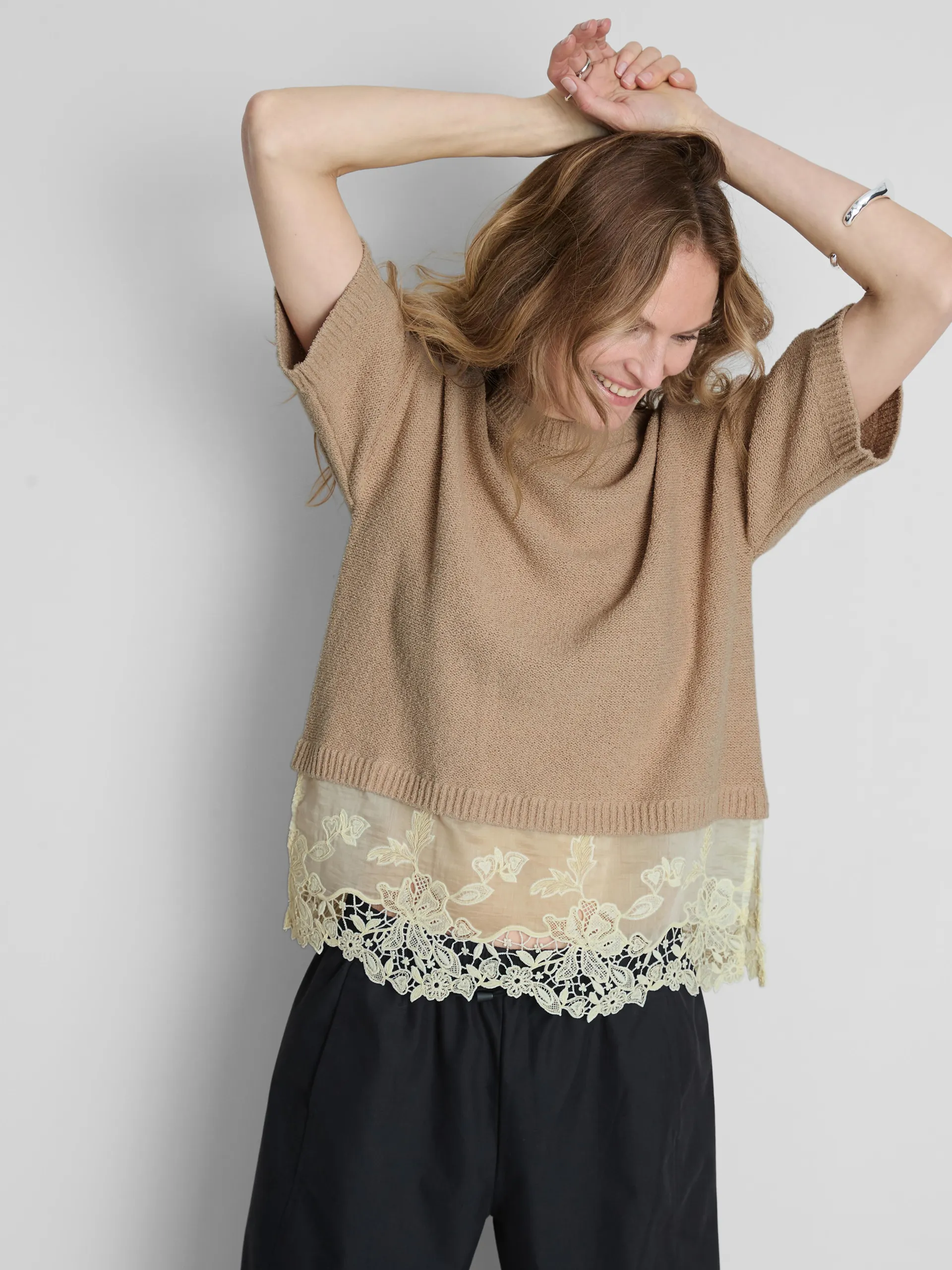 Pull à manches courtes et ourlet brodé