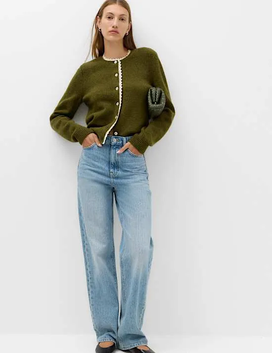 Strickjacke mit Rundhalsausschnitt und Spitzendetail