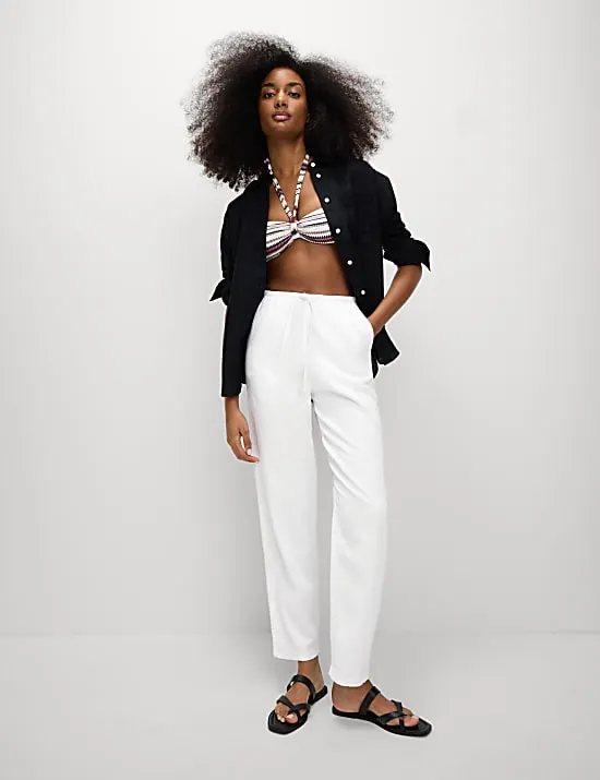 Schmal zulaufende Hose mit hohem Leinenanteil und Kordelzug