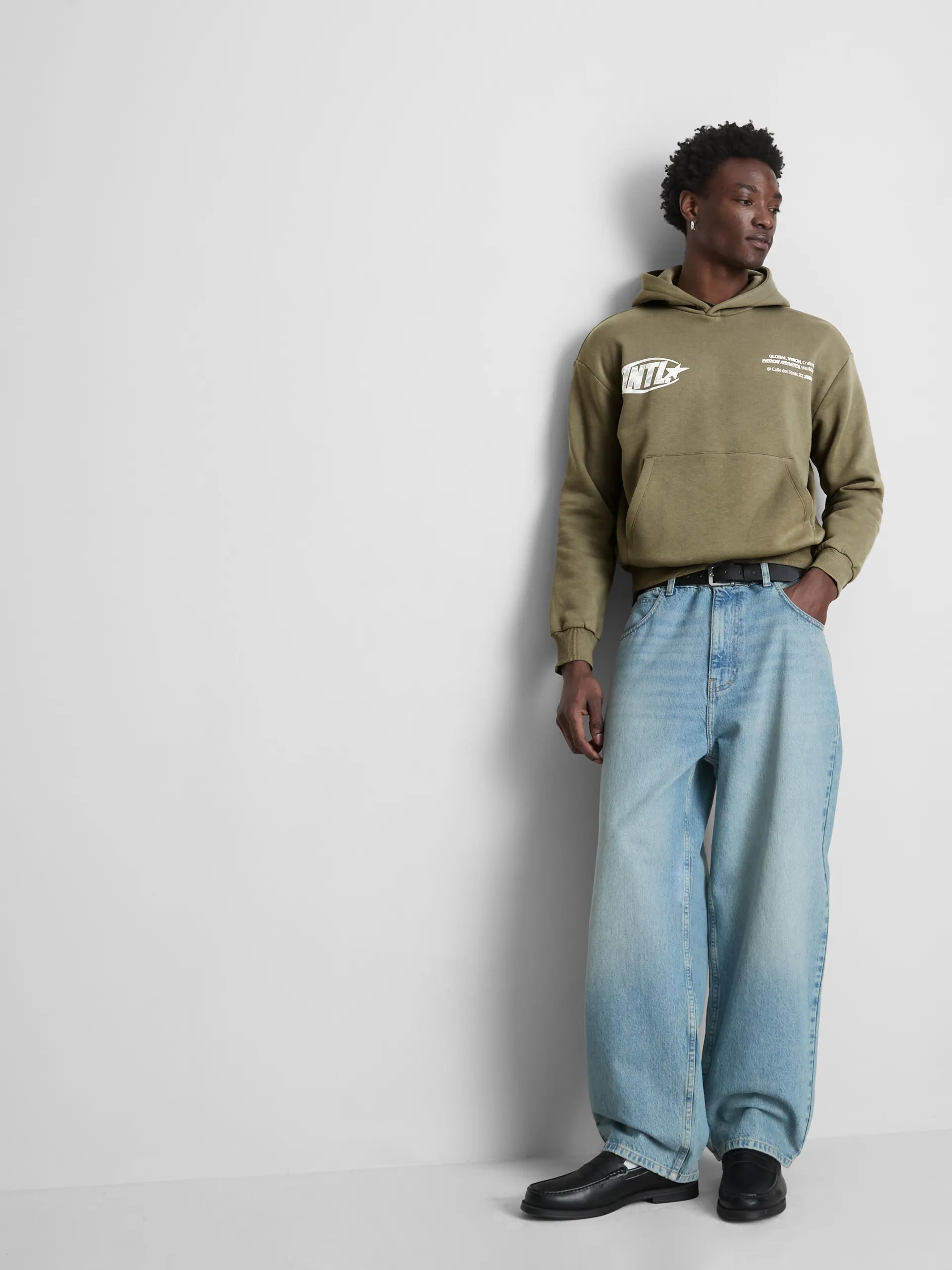 Sweat à capuche et logo