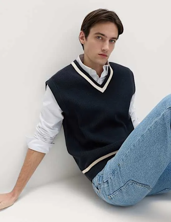 Ärmelloses Strickoberteil aus Baumwollmischung mit Zopfmuster und V-Ausschnitt