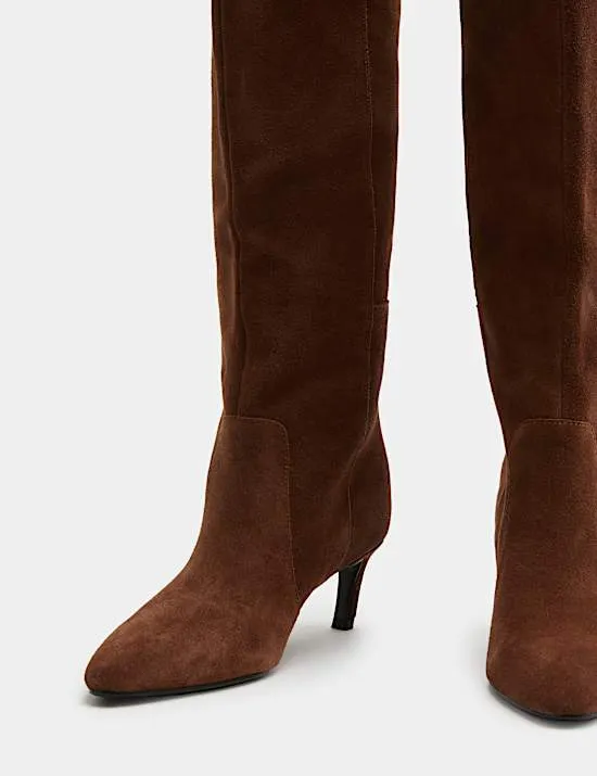 Kniehohe Stiefel aus Wildleder mit Block-Pfennigabsatz