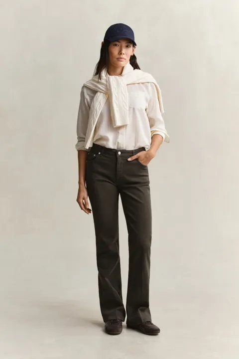 Slim fit flare jeans i farget denim