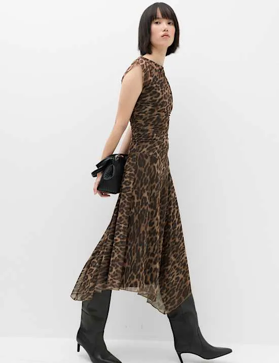 Tailliertes Midikleid mit Tiermuster und Drapierung