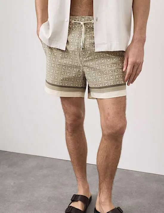 Schnell trocknende Badeshorts mit geometrischem Design