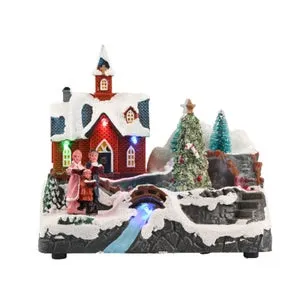 Escena navideña iluminada con familia con decoración LED multicolor para pueblo navideño / Título predeterminado