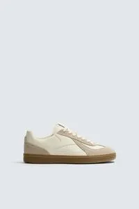 TRAINERS WITH CONTRAST SOLE
