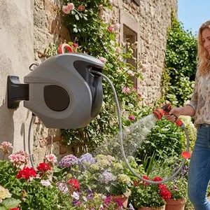 Avvolgitubo Automatico da Parete 30m, Ugello a 9 Funzioni, Supporto Girevole a 180°, Resistente UV e Gelo, Grigio/Rosso