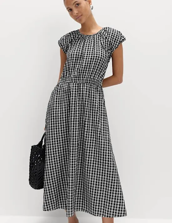 Tailliertes Midikleid auf Taille mit Puffärmeln