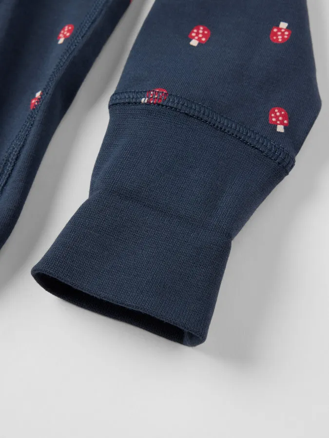 Kan forlenges i skrittet og på ermene