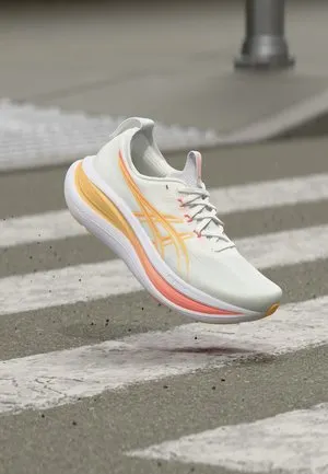GEL NIMBUS - Løpesko for vei - white/sun coral