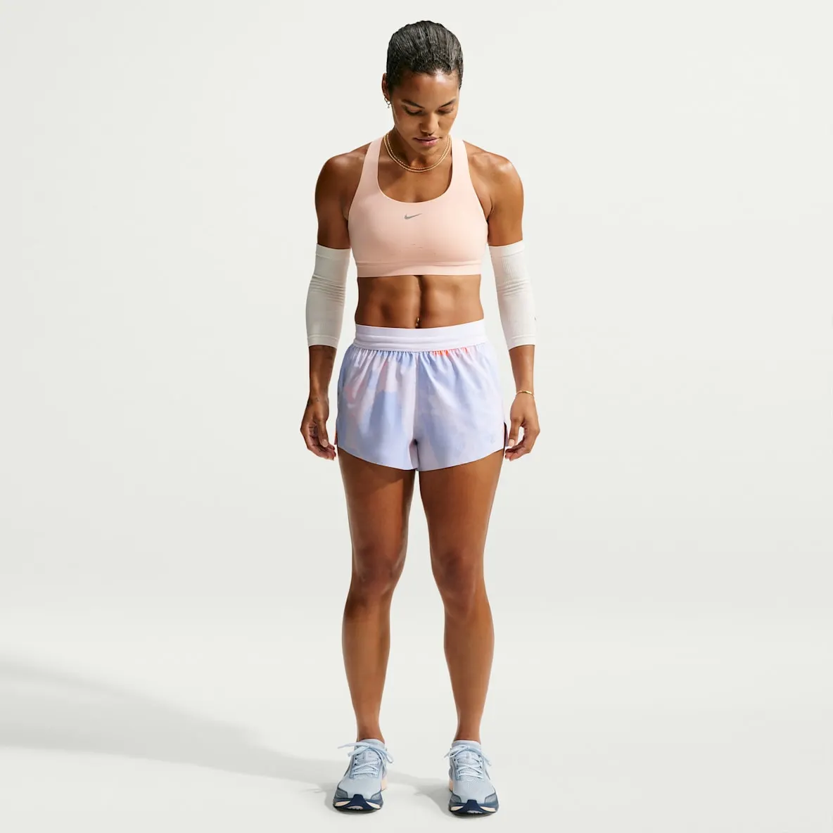 Fôret Dri-FIT-løpeshorts med mellomhøyt liv til dame (6 cm)